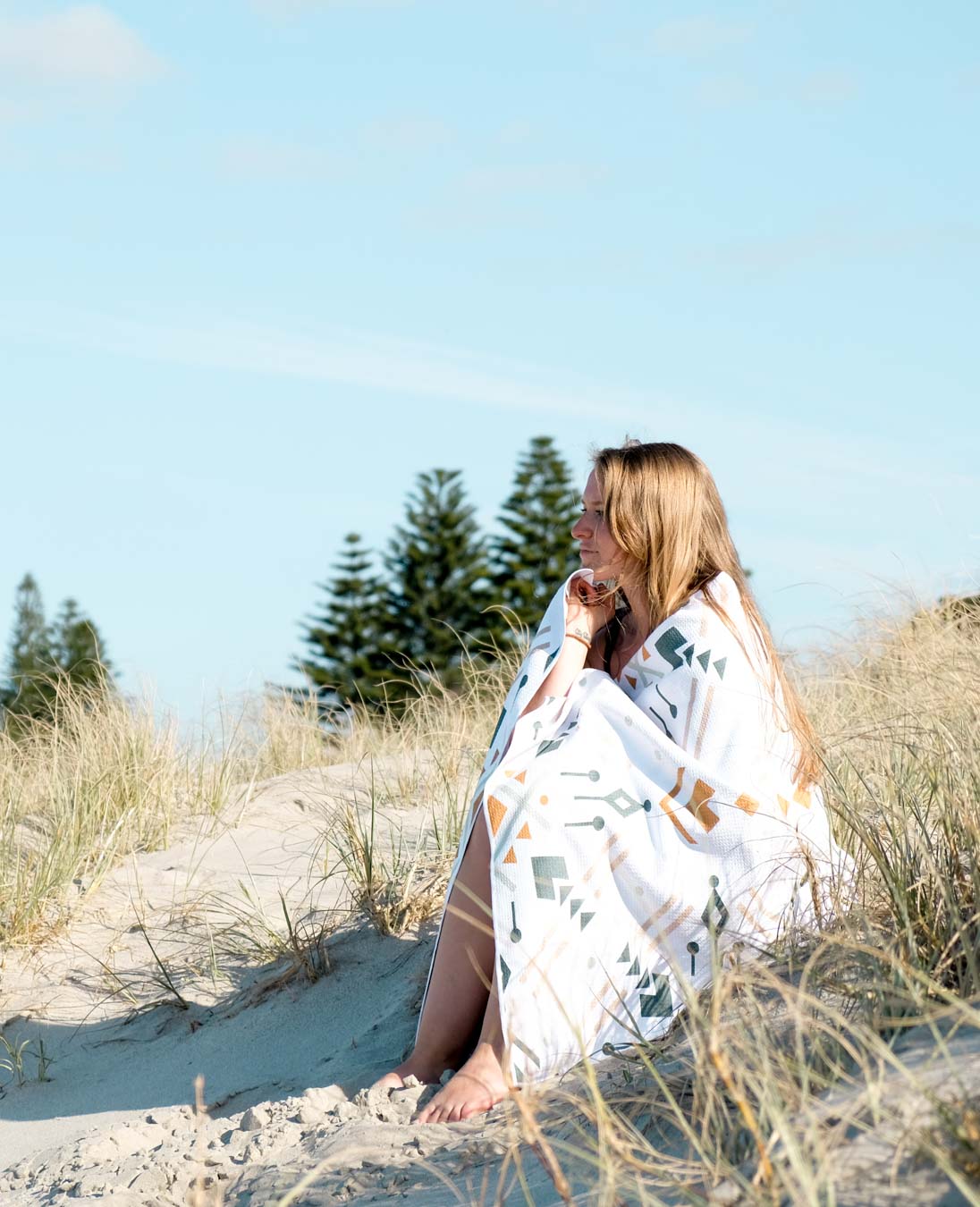 MAHĀNA Wanderer recycled beach towel lifestyle – perfect for travel, beach and outdoor adventures