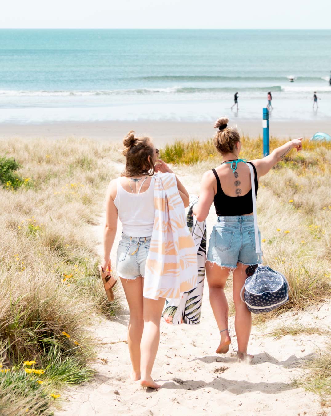 MAHĀNA Sun Kissed recycled beach towel lifestyle – perfect for beach days, pool sessions and summer adventures